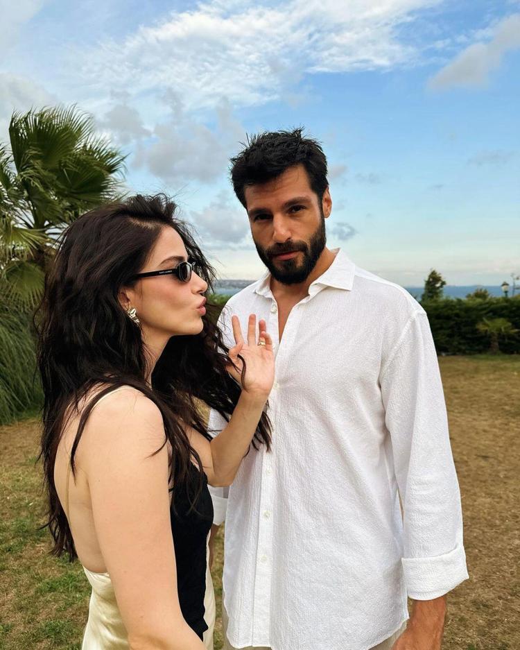 Özge Gürel ve Serkan Çayoğlundan evlilik yıl dönümü kutlaması İkinci yılın dibini sıyırdık