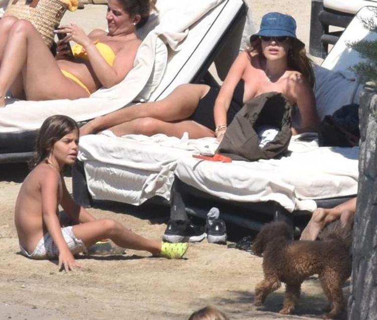KÖPEĞİ İLE BİRLİKTE YÜZDÜ