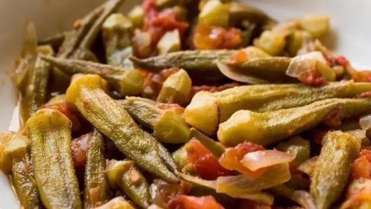 TADI DAMAKTA KALACAK DOMATESLİ BAMYA YEMEĞİ TARİFİ