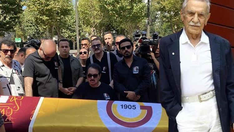 Usta sanatçı gözyaşlarına boğularak anlattı Aydemir Akbaş’ın son sözleri duygulandırdı