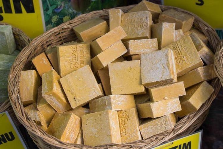 Kelliği bitirip, kafadaki saçları 5 kat çoğaltıyor Menengiç ağacının meyvelerinden yapılıyor: Şampuanlara para dökmeyin