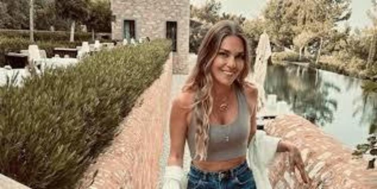 Kızı gibi kendi bebekliği de çok güzel Ünlü oyuncunun çocukluk fotoğrafına beğeni yağdı