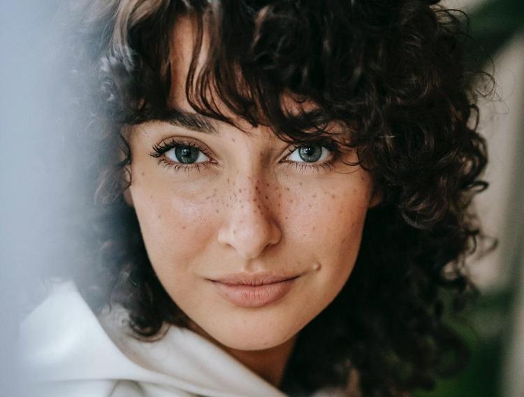 Suna Dumankaya doğal güzelliğin sırrını verdi Cilt lekelerini çamaşır suyuyla temizlenmiş gibi yapıyor, yüzü pürüzsüzleştirip kolajen yüklüyor