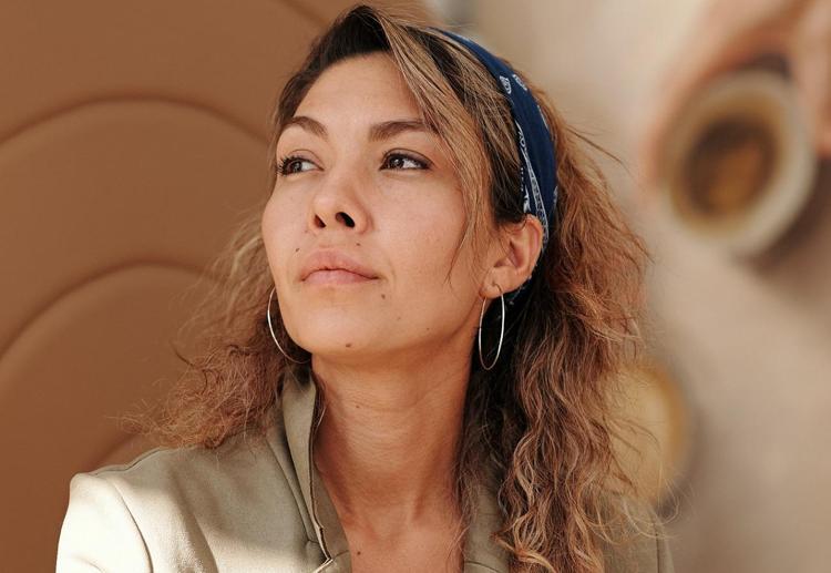 Suna Dumankaya doğal güzelliğin sırrını verdi Cilt lekelerini çamaşır suyuyla temizlenmiş gibi yapıyor, yüzü pürüzsüzleştirip kolajen yüklüyor