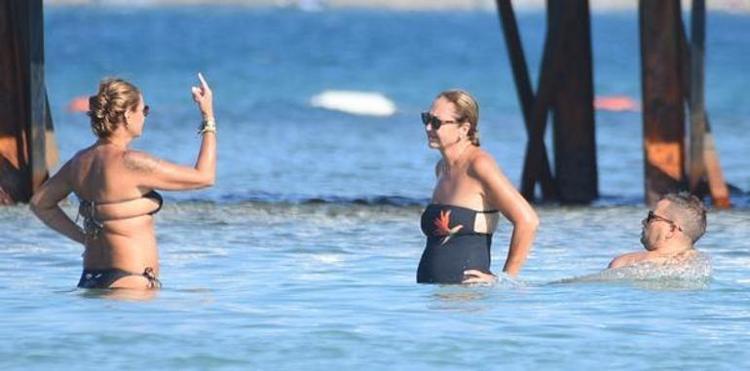 Bu yaz Çeşme tatiline doyamadılar Pınar Altuğ-Yağmur Atacan çiftinin deniz içinde sohbeti