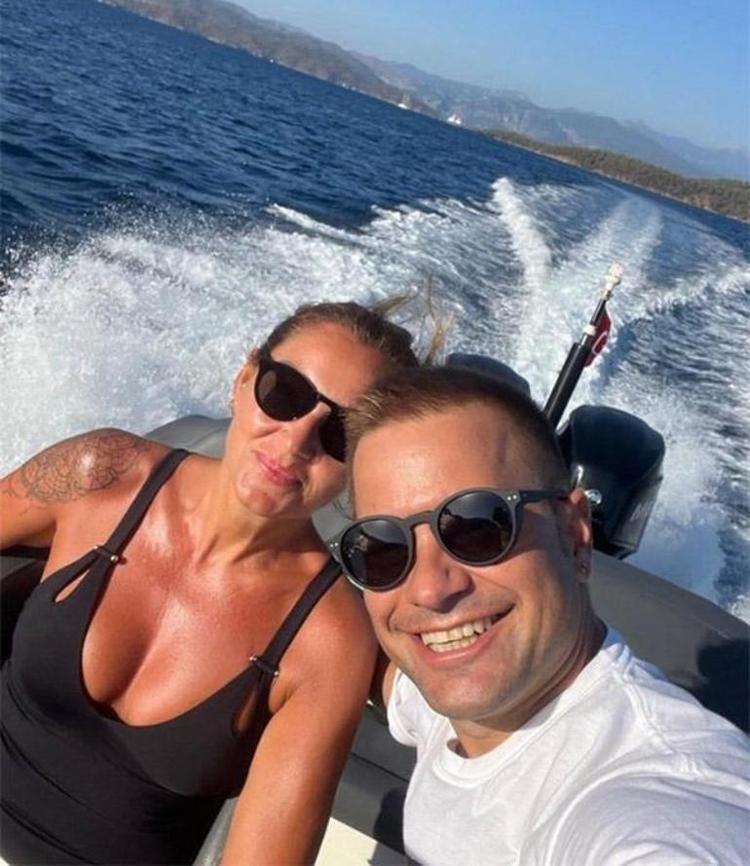 Bu yaz Çeşme tatiline doyamadılar Pınar Altuğ-Yağmur Atacan çiftinin deniz içinde sohbeti