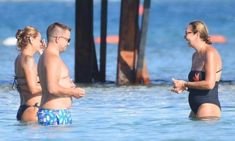 Bu yaz Çeşme tatiline doyamadılar Pınar Altuğ-Yağmur Atacan çiftinin deniz içinde sohbeti