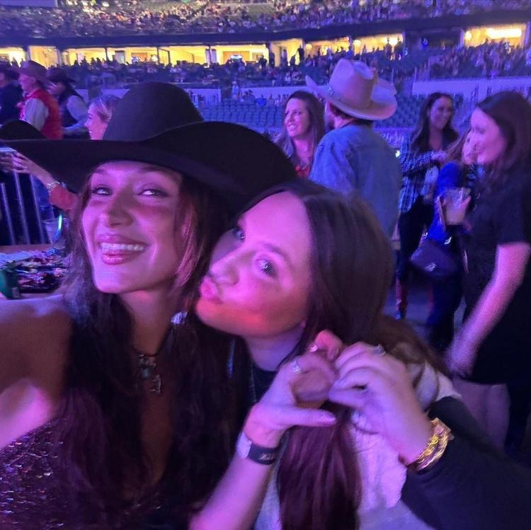 Gönlünü bir kovboya kaptıran Bella Hadid aşkı için aylarca karavanda yaşamış