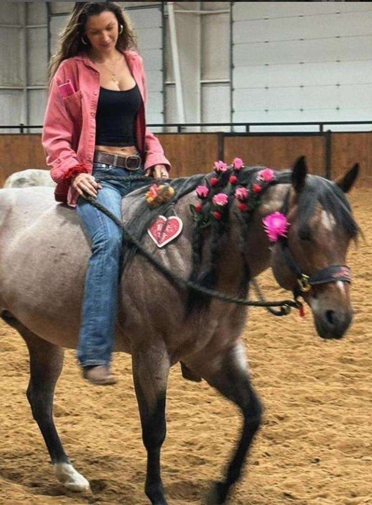 Gönlünü bir kovboya kaptıran Bella Hadid aşkı için aylarca karavanda yaşamış