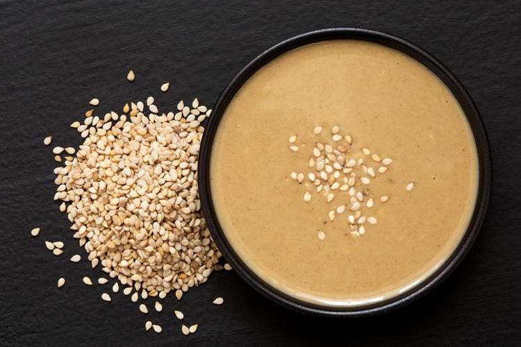 Tahinin içine 1 kaşık ekleyin Kemikleri güçlendirip kalp damarlarını yağ sökücü gibi temizliyor Kötü kolesterole en doğal çare