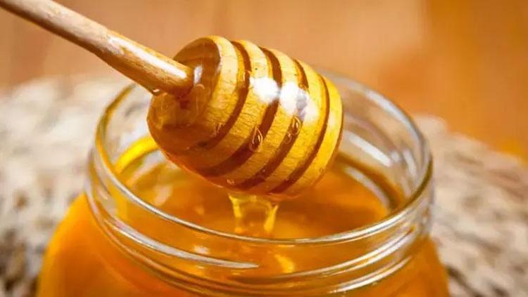 Sütün içerisine kaşık kaşık ekleyin 4 malzemeyi birleştirince etki ediyor: Sindirim sistemini harıl harıl çalıştırıyor, vücuda adeta kalkan oluyor