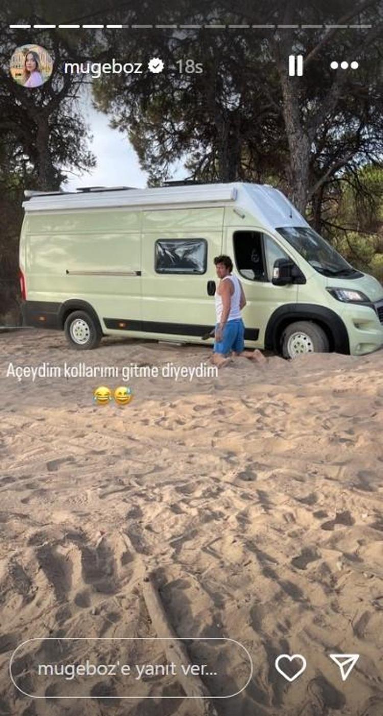 AÇAYDIM KOLLARIMI, GİTME DİYEYDİM