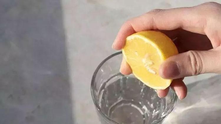 Yanak ve karın bölgesindeki yağları akıtıyor Sabah aç karna içince biriken kilolardan kurtarıyor: Zayıflamanın sağlıklı yolu