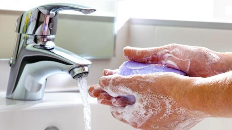 Temizlik suyuna 1 kaşık eklemek yetiyor Camları ışıl ışıl yapıyor: Tozdan kirden eser bırakmıyor
