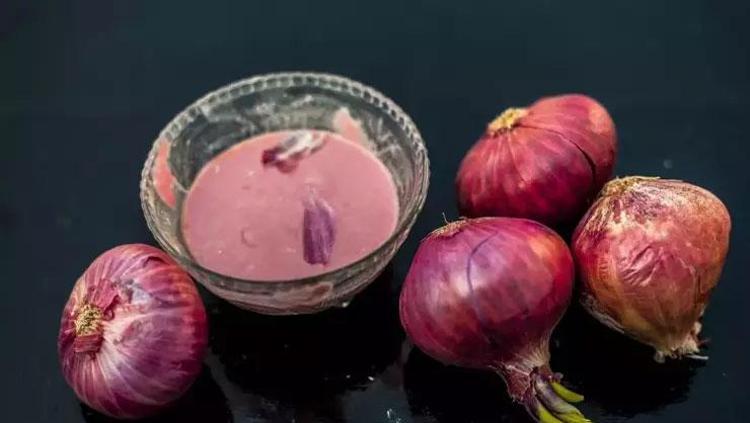 Kelleşmiş yerden bile saç çıkarıyor Beyaz saçları simsiyah yapıyor: Kepeği ve mantarı yok ediyor