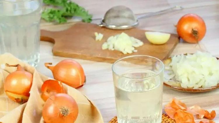 Kelleşmiş yerden bile saç çıkarıyor Beyaz saçları simsiyah yapıyor: Kepeği ve mantarı yok ediyor