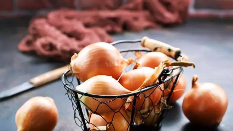 Kelleşmiş yerden bile saç çıkarıyor Beyaz saçları simsiyah yapıyor: Kepeği ve mantarı yok ediyor