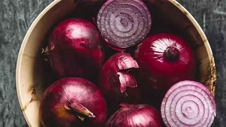 SAÇIN PARLAKLIĞINI ARTIRIR