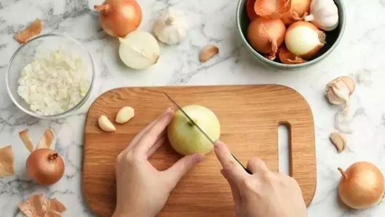 Kelleşmiş yerden bile saç çıkarıyor Beyaz saçları simsiyah yapıyor: Kepeği ve mantarı yok ediyor