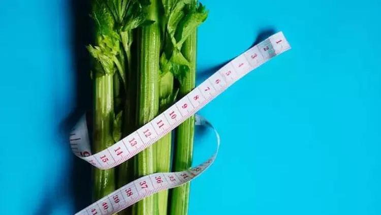Suyunu içince fazla kilolardan kurtarıyor Meğer zayıflamanın yolu sapından geçiyormuş: 1 haftada 5 kilo verdiriyor