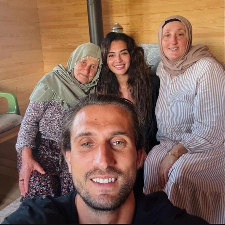 EL ÖPMEYE GİTTİLER