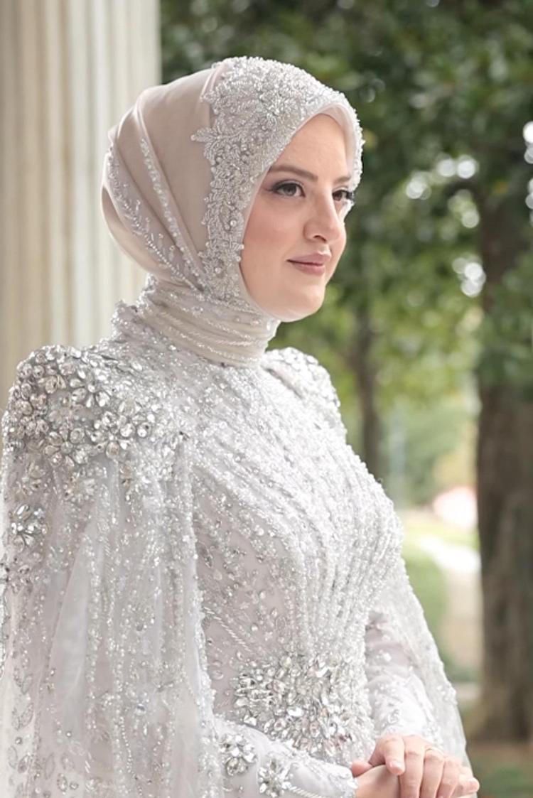 Nişanlısının başörtüsüz hali paylaşılan Kadir Ezildiden hamle geldi