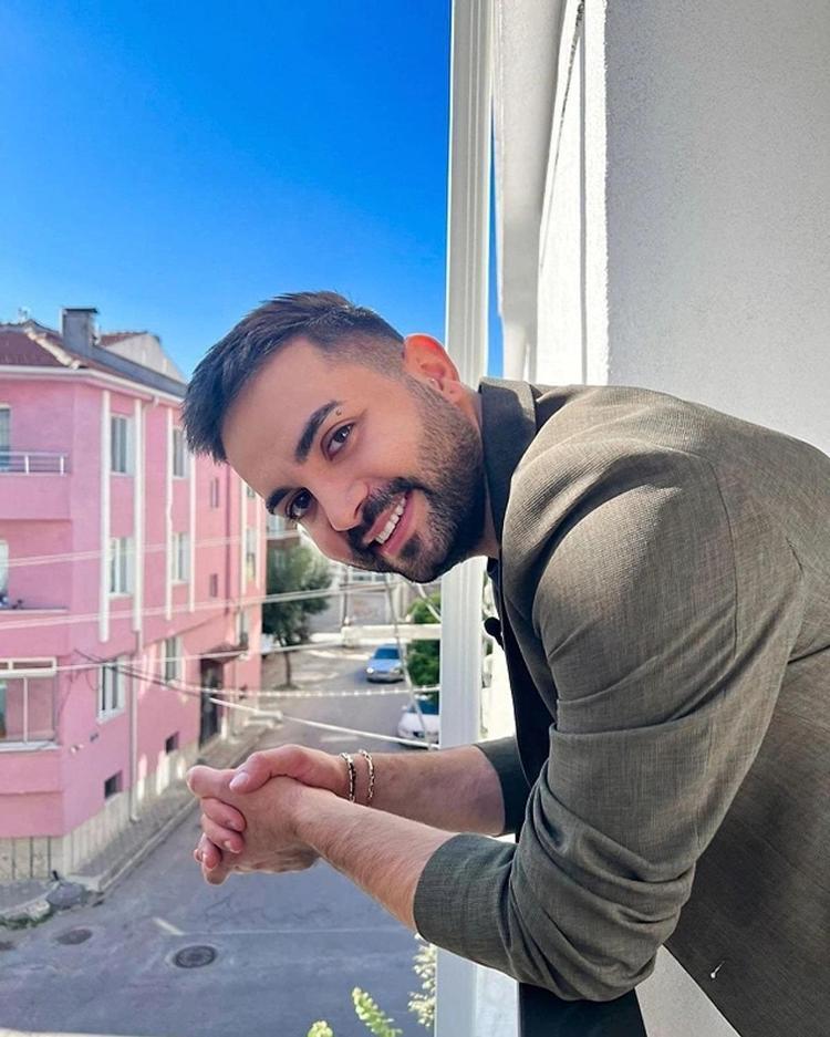 Nişanlısının başörtüsüz hali paylaşılan Kadir Ezildiden hamle geldi