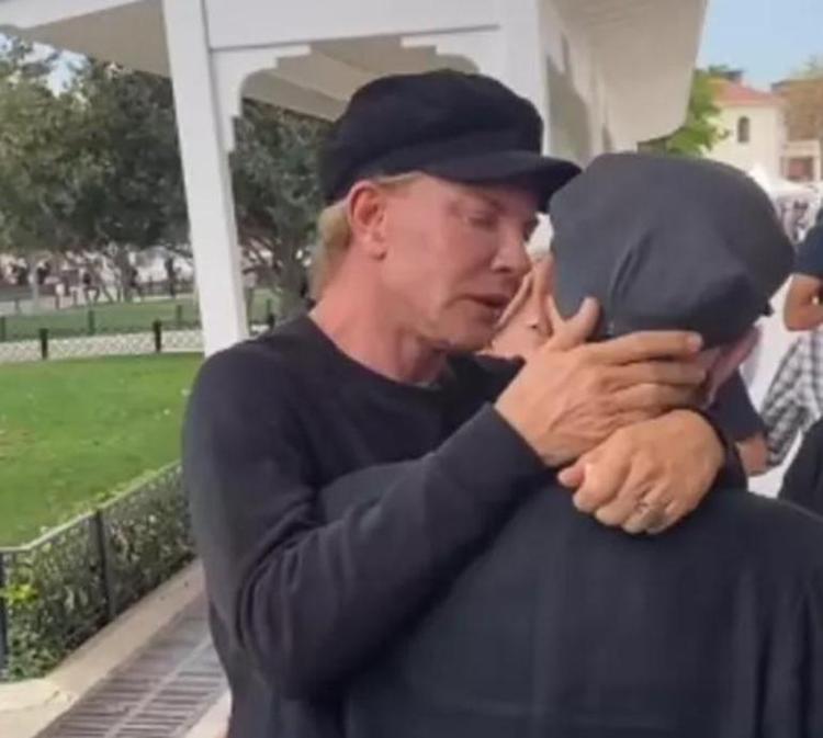 EŞİ TESELLİ ETTİ