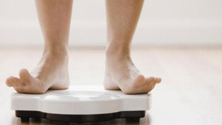 1 yılda tam 72 kilo verdi Hiçbir yiyecek yasak değildi: 49 yaşındaki üç çocuk annesi iğne ipliğe döndü