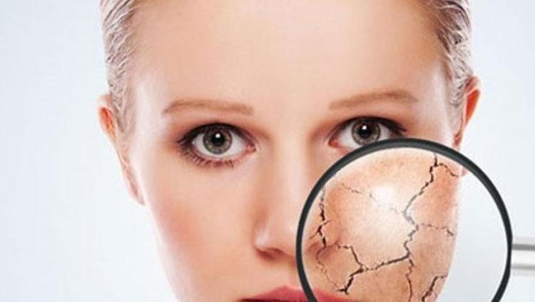 Cildi neme boğuyor Yüzünüze sürdüğünüz anda etki ediyor: Pürüzsüz bir ten mümkün