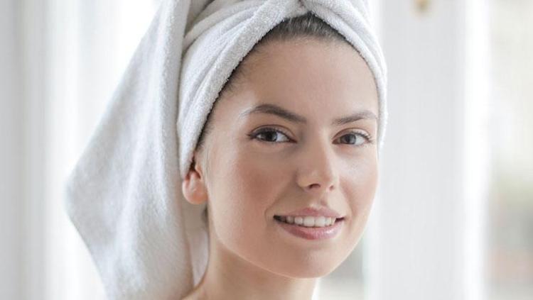 Cildi neme boğuyor Yüzünüze sürdüğünüz anda etki ediyor: Pürüzsüz bir ten mümkün