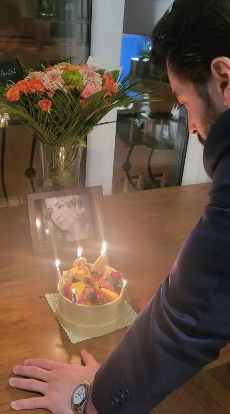 YAŞ GÜNÜ PASTASININ YANINA ANNESİNİN FOTOĞRAFINI KOYDU