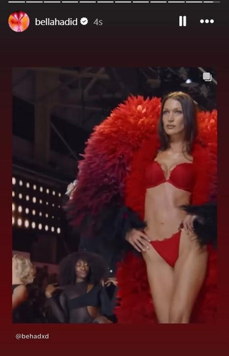 Victoria Secret defilesinde görsel şov Modeller melek kanatları taktı