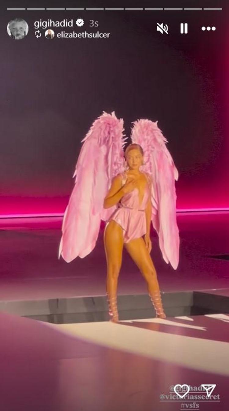 Victoria Secret defilesinde görsel şov Modeller melek kanatları taktı