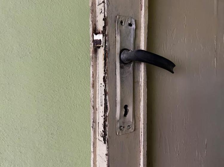 5 dakikada sararmış kapı ve duvarları bembeyaz yapıyor Yağ, kir, pislik ne varsa arındırıp parıl parıl parlatıyor