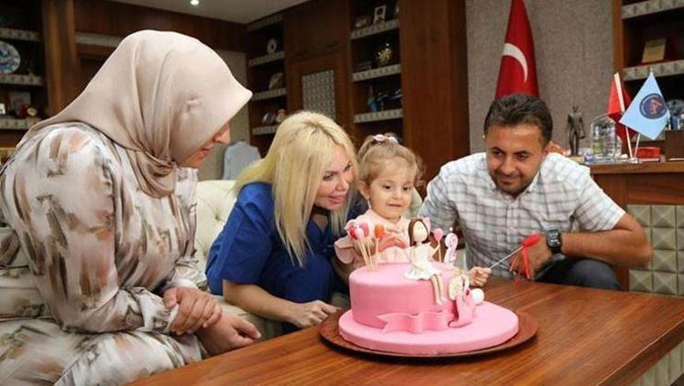 Rahim nakliyle dünyaya geldi, şimdi 2 yaşında Mucize bebek 2. doğum gününü kutladı
