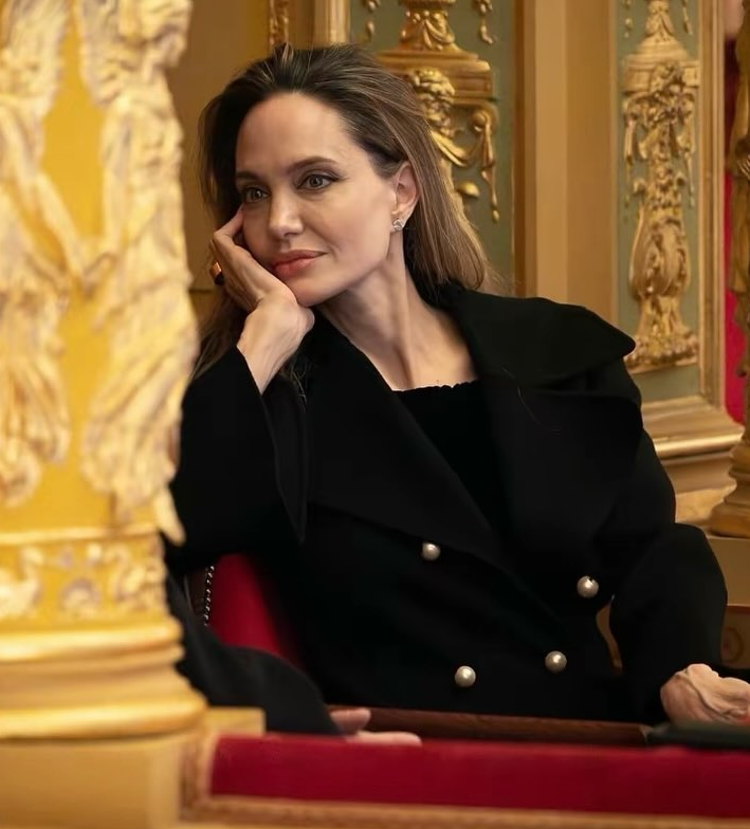 Boşandıktan sonra ‘Kalbim artık çocuklarıma ait’ demişti Angelina Jolie yeni aşkının ailesiyle bile tanıştı