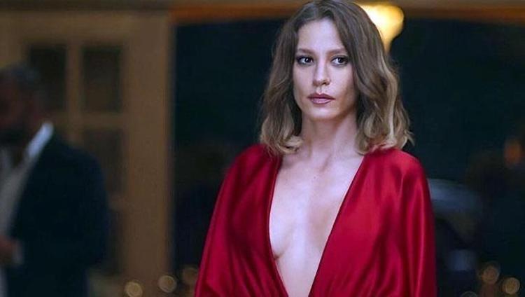 New Yorkta Serenay Sarıkaya rüzgarı Gala tarzı görenleri ikiye böldü