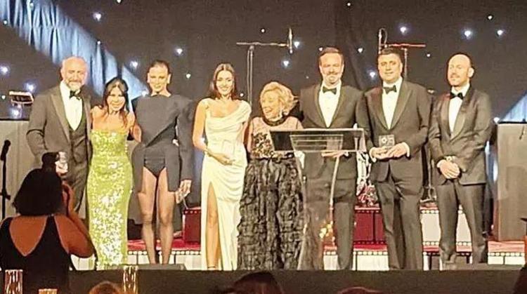 Hande Erçel güzelliğiyle büyüledi Kombin fiyatı dudak uçuklattı