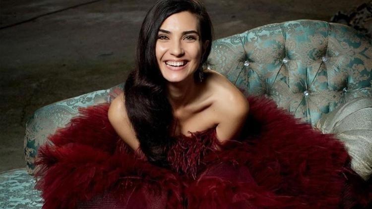 Tuba Büyüküstünün ikiz kızları büyüdü Annelerinin boyuna geldiler