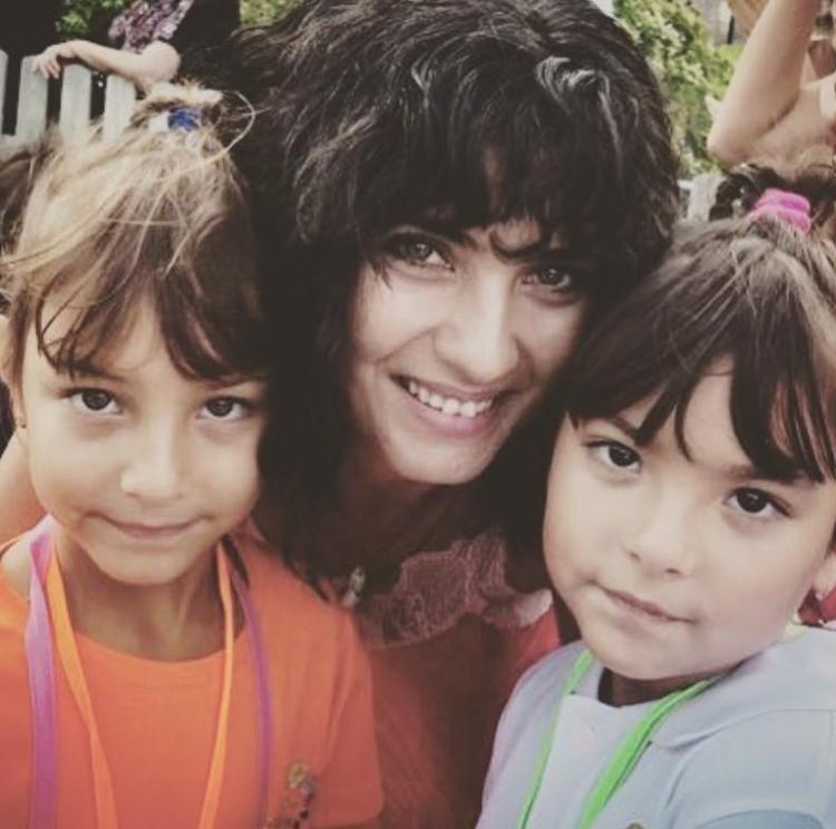Tuba Büyüküstünün ikiz kızları büyüdü Annelerinin boyuna geldiler