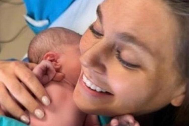 Aslı Enver, kızı Elay’ın sevimli anlarını sosyal medyada paylaştı