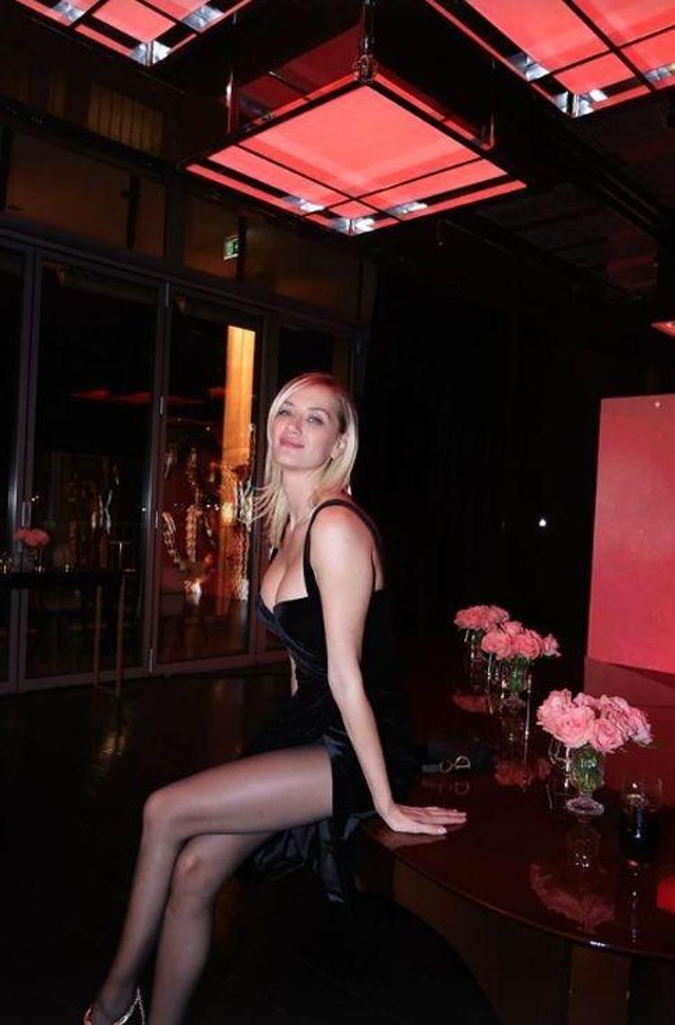 Didem Soydan asansöre binmesiyle birlikte kendisini yere attı