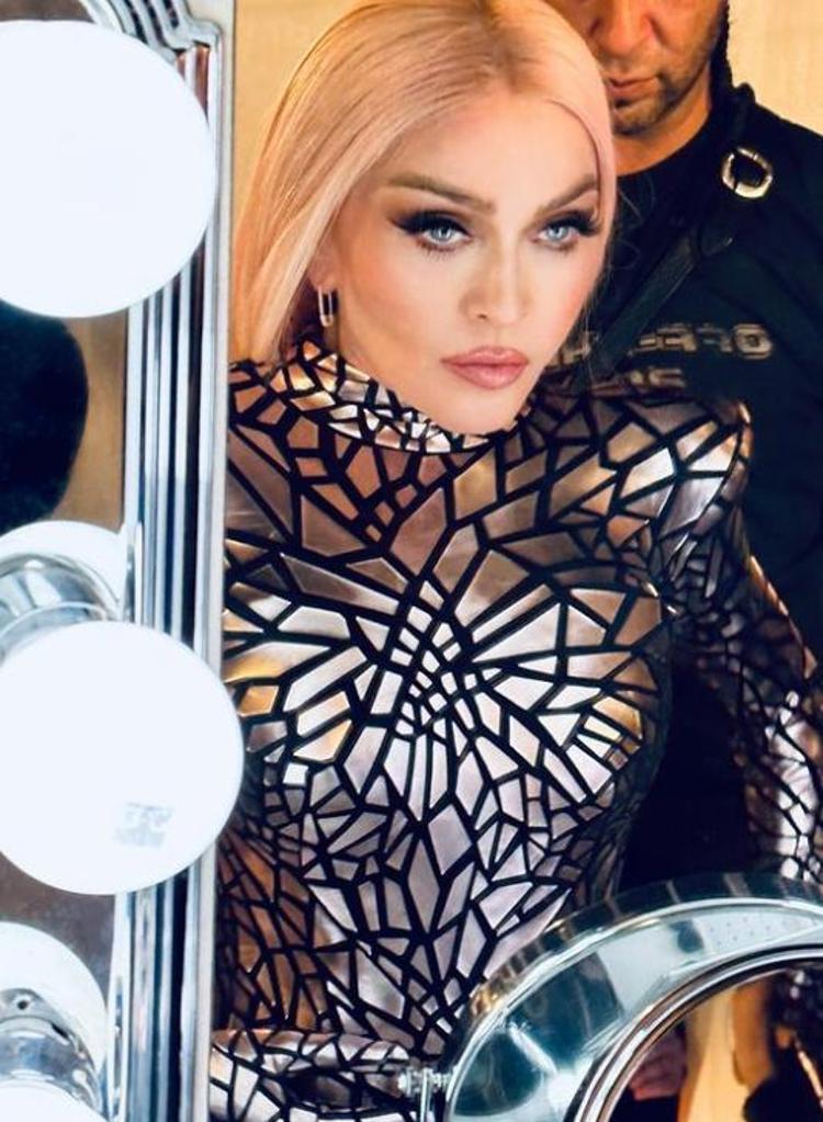 Donald Trump zaferi sonrası Madonnadan küfürlü paylaşım Deliye döndü