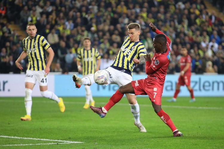 Fenerbahçe-Sivasspor maç kadrosu ve muhtemel ilk 11 Tadic sahada olacak mı Fenerbahçenin muhtemel ilk 11inde hangi isimler var