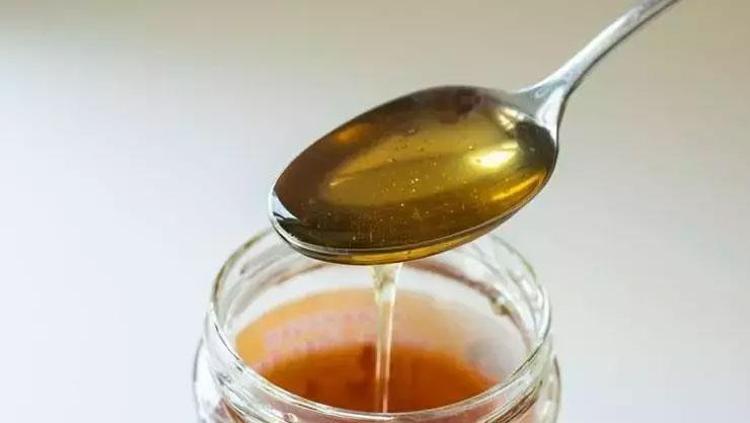 Karıştırıp göz altına sürün Damarları daraltarak morlukları gideriyor: Canlandırıp ışıl ışıl parlatıyor