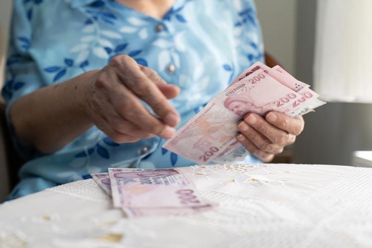 SSK ve Bağkur emekli maaşı için zam hesabı değişti aylık enflasyon farkı belli oldu