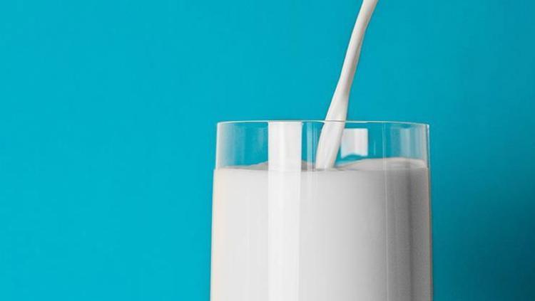 İnek sütünü solda sıfır bırakıyor Vücudu kalsiyum deposuna çeviriyor: Kemik erimesinin önüne geçiyor