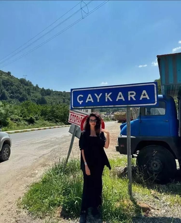 Melisa Aslı Pamuk Atinada karnı burnunda poz verdi