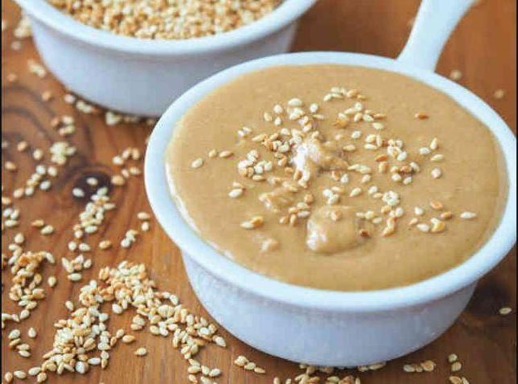 Tahinin içine 1 kaşık ekleyin Damarları çamaşır suyuyla temizlenmiş gibi yapıyor, hastalıklardan koruyor, kemikleri beton gibi yapıyor, C vitamini kralı